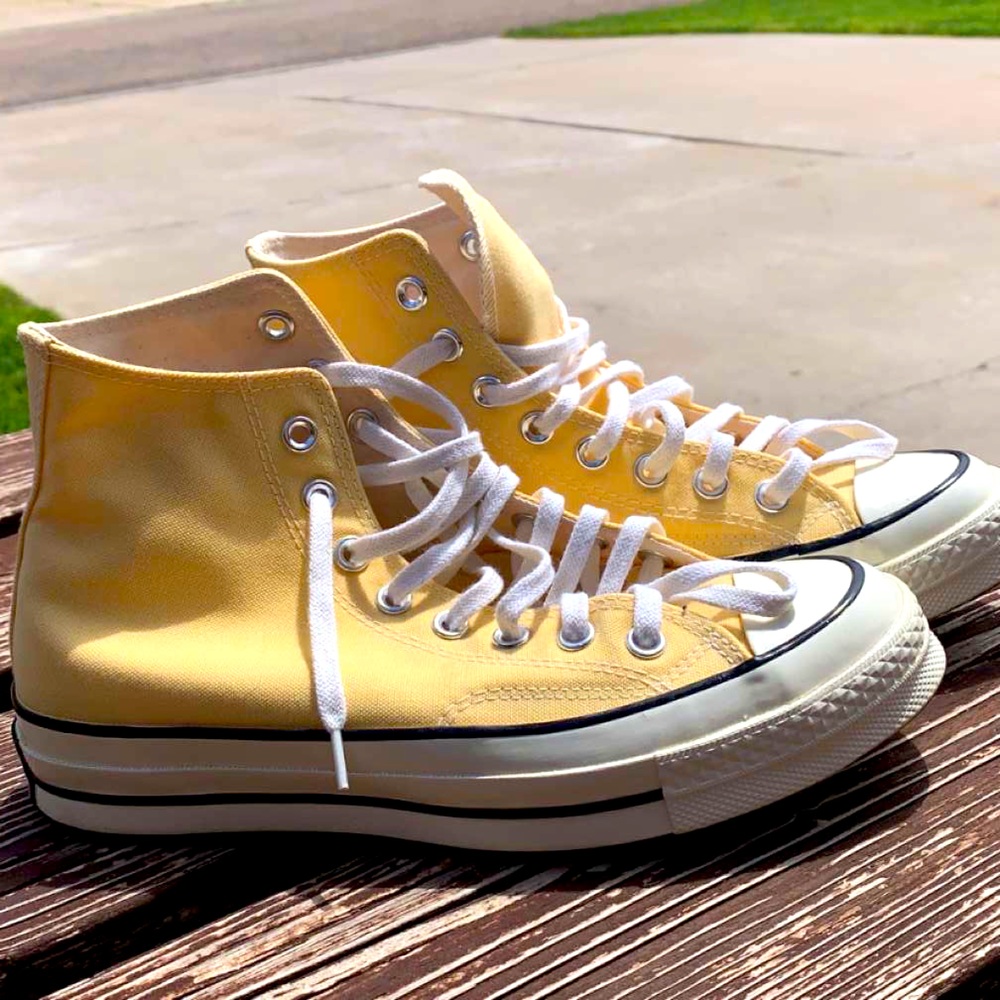 Size 8.5 yellow converse